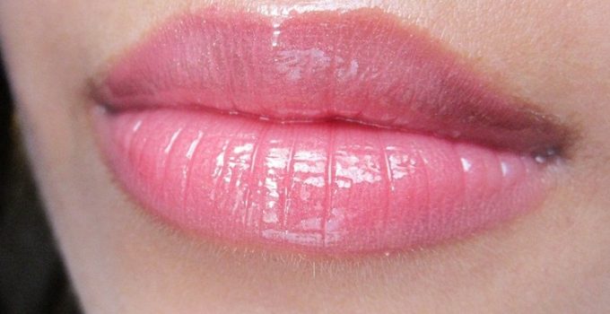 This Is What Lip-Plumping Glosses Are Actually Doing to Your Lips