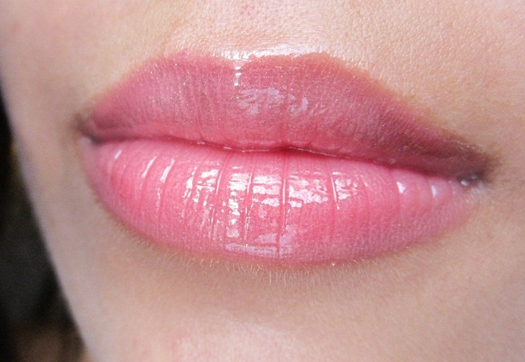 This Is What Lip-Plumping Glosses Are Actually Doing to Your Lips